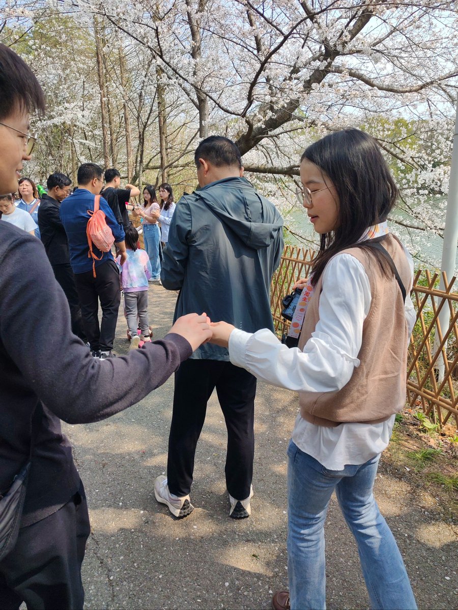 oktavani_eka's tweet photo. Walking on the road, Xin Lu meets YUE and Steel by chance, a warm and lovely moment.， https://t.co/VSDWadEJGs