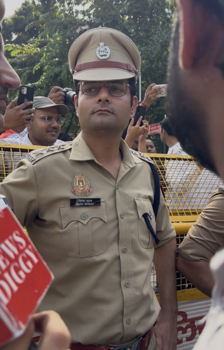 Pooja_Tripathii's tweet photo. महिला पत्रकारों की छाती पर लगे हाथ हाथ मार लेता हूँ !

ये है दिल्ली पुलिस के एसीपी!

निर्लज्ज, नीच, घटिया, लीचड़ https://t.co/mxiKUkUVJS