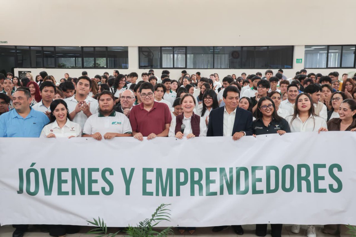 dominguez_migue's tweet photo. Impulsa Secretaría de Economía emprendimiento juvenil

— Ninfa Cantú Deándar dialogó con estudiantes de la UTN y presentó los programas de apoyo para emprendedores

Nuevo Laredo, Tamaulipas.( Octubre 03, de 2026).- La secretaria de Economía, Ninfa Cantú Deándar, agradeció al rector José Antonio Tovar Lara la invitación a la Universidad Tecnológica de Nuevo Laredo, donde dialogó con más de 400 estudiantes y presentó los programas estatales de apoyo al emprendimiento.

Estudiantes de Mecatrónica, Inteligencia Artificial, Mantenimiento Industrial, Mercadotecnia y Aduanas participaron con preguntas, compartieron inquietudes y expusieron proyectos que desarrollan como parte de su formación profesional.

Durante la charla, jóvenes emprendedores compartieron cómo, con el acompañamiento de la Secretaría de Economía, transformaron sus ideas en negocios y comenzaron a comercializar sus productos en tiendas departamentales. Sus experiencias despertaron el interés del alumnado por conocer las opciones para iniciar o fortalecer una empresa. 

Además, la dependencia instaló dos módulos informativos donde personal especializado orientó a las y los universitarios sobre Hecho en Tamaulipas, Fondo Tamaulipas y las alternativas de capacitación, financiamiento y vinculación con mercados nacionales e internacionales.

Cantú Deándar destacó que el talento, la creatividad y la innovación de la juventud son fortalezas para el desarrollo de Tamaulipas. “Desde el Gobierno del Estado, que encabeza el doctor Américo Villarreal Anaya, creemos en ustedes y queremos acompañarlos para que conviertan sus ideas en empresas exitosas”, expresó.

La secretaria invitó a las y los estudiantes a informarse sobre los financiamientos de Fondo Tamaulipas, que ofrecen tasas preferenciales, y las estrategias para promover productos locales y acercarlos a nuevos mercados, incluido el de Texas. 

“Quizá entre quienes hoy están aquí se encuentre la persona que construya la próxima gran empresa tamaulipeca. Ese sueño puede comenzar hoy, y nosotros queremos ser sus aliados para hacerlo realidad”, afirmó.

Por su ubicación estratégica y su actividad logística, Nuevo Laredo ofrece oportunidades para que los nuevos emprendimientos crezcan y vinculen sus productos con mercados nacionales e internacionales.

Con el liderazgo del gobernador Américo Villarreal Anaya, la Secretaría de Economía acerca sus programas a jóvenes, emprendedores y MiPyMEs para fortalecer sus proyectos y ampliar sus oportunidades de crecimiento, en beneficio de las familias tamaulipecas.