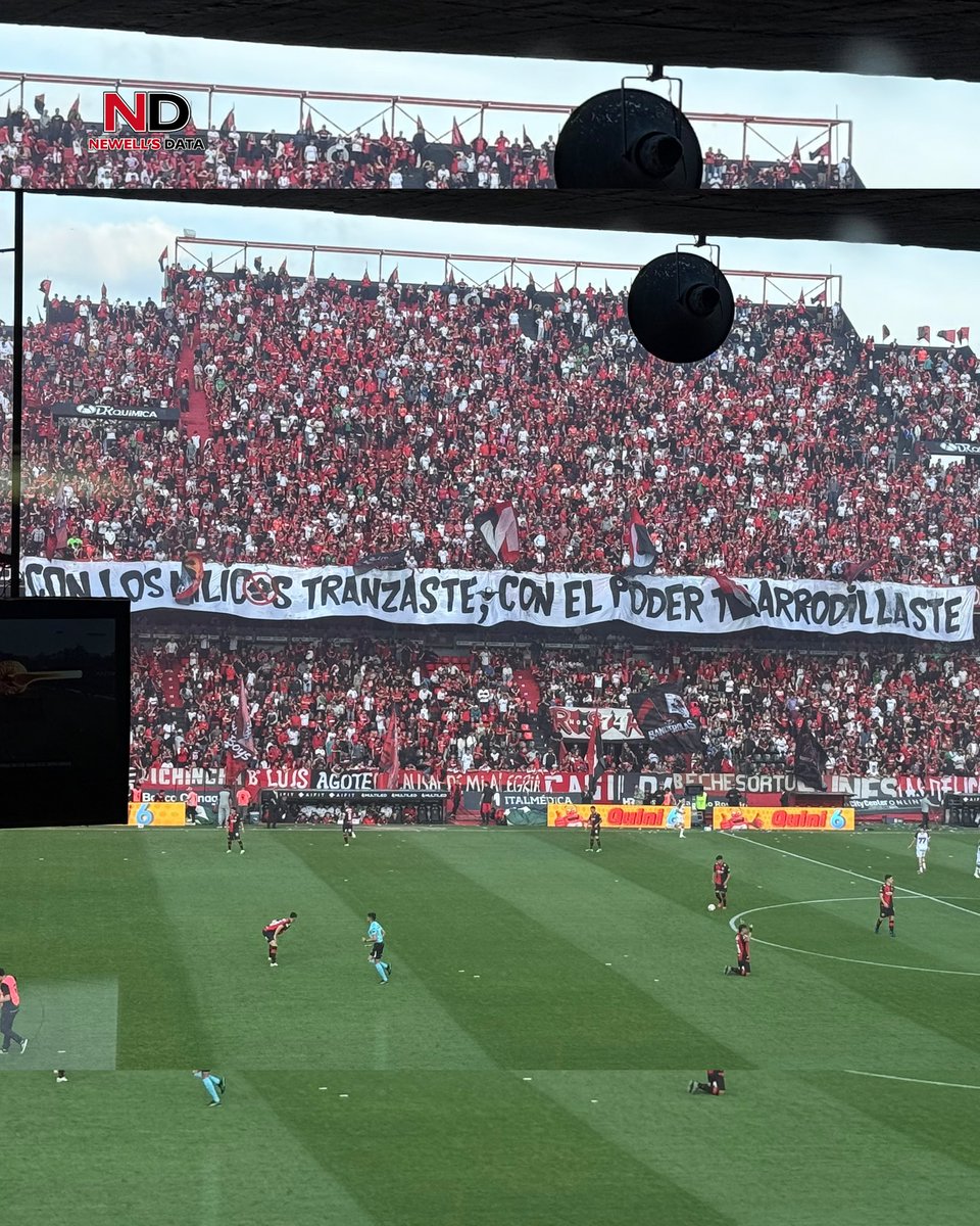 newells_data's tweet photo. “LACRAPITAL CÓMPLICE DEL SILENCIO, DIARIO SINALIENTO 🔇”

“CON LOS MILICOS TRANZASTE, ANTE EL PODER TE ARRODILLASTE”

👀 Algunos trapos que aparecieron en la previa de #Newells 🆚 #Lanús. https://t.co/B4JTpbMrmQ