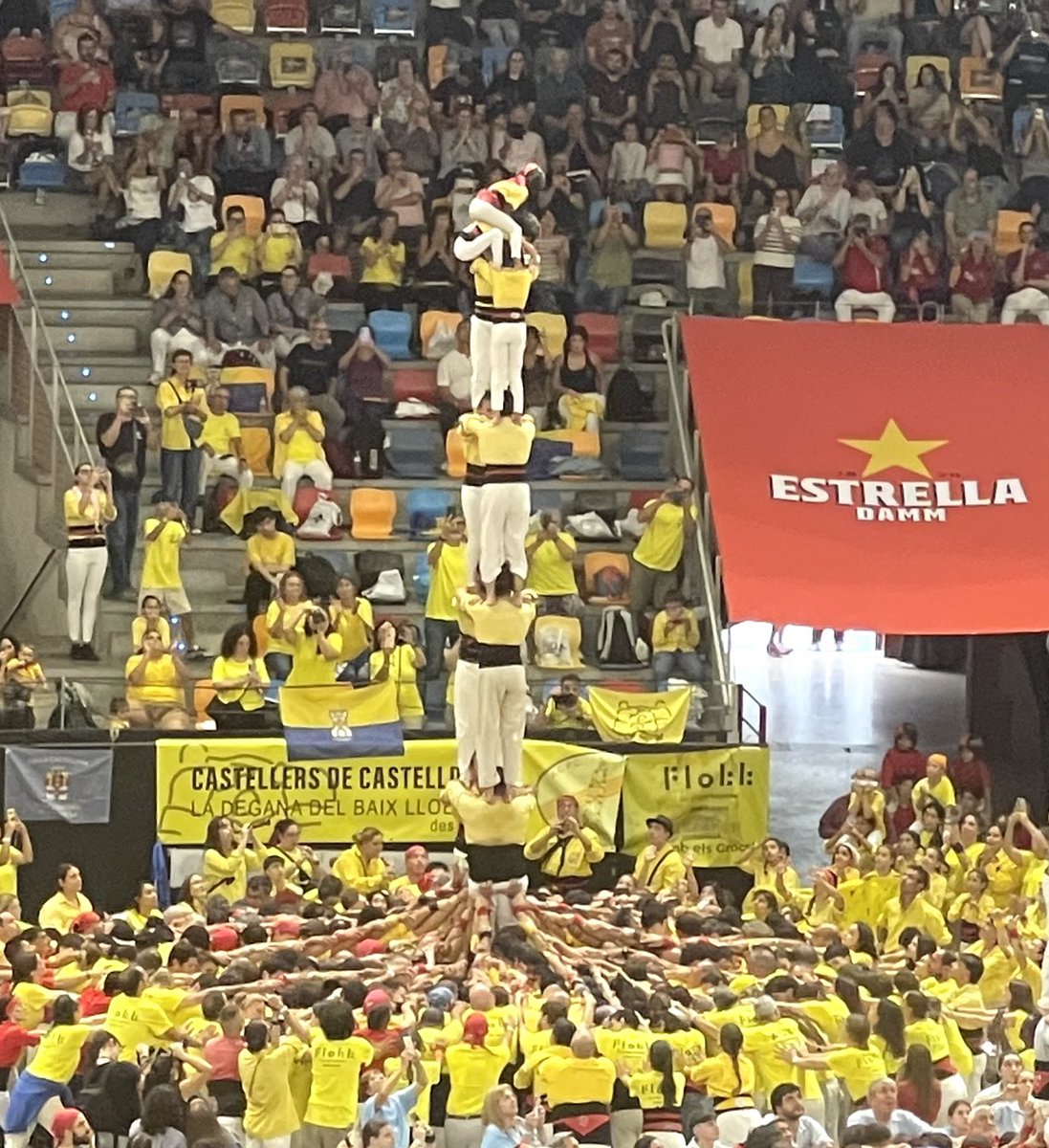 pepribes's tweet photo. Immensos. Moltes felicitats @ElsGrocs pel vostre @concurscastells. Quin 2/7 i 4/8 més macos i sobretot pel primer 3/8 carregat de la història. No puc estar mes feliç. A més desplaçar gairebé 400 persones es una passada. A seguir. https://t.co/kZOeZ7JqVr
