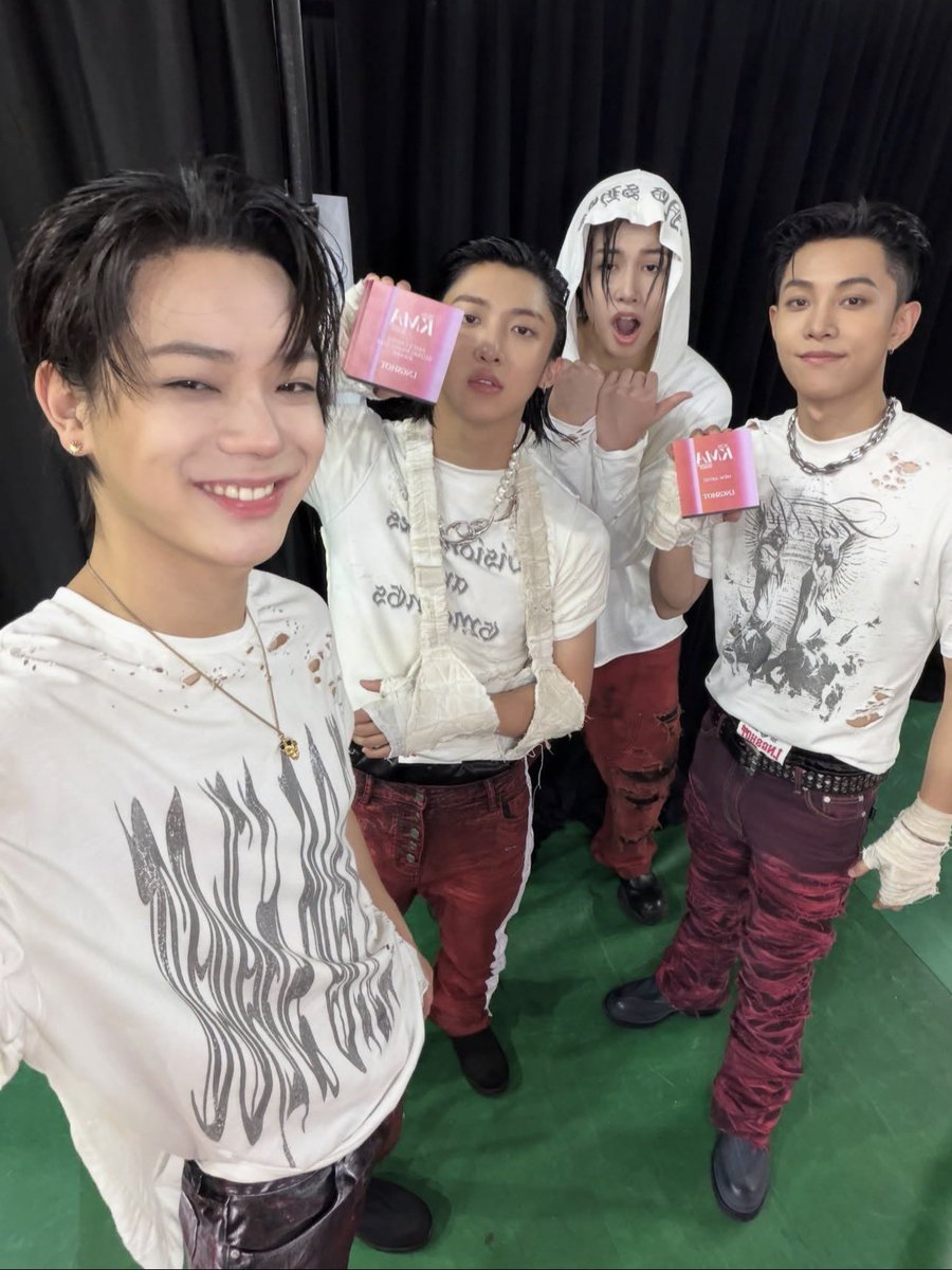 LngshotUnion_'s tweet photo. LNGSHOT Total Awards (6):

🏆 WIEA 2026 - New Overseas Group
🏆 BLCI 2026 - Rookie Male Idol
🏆 KKBOX Music Awards - Future Star
🏆 KM Chart Awards - New Artist
🏆 KM Chart Awards - Global Rising Star
🏆 Top Ten Awards - Best Rookie group

#LNGSHOT #롱샷 https://t.co/XHaoaTwQ89