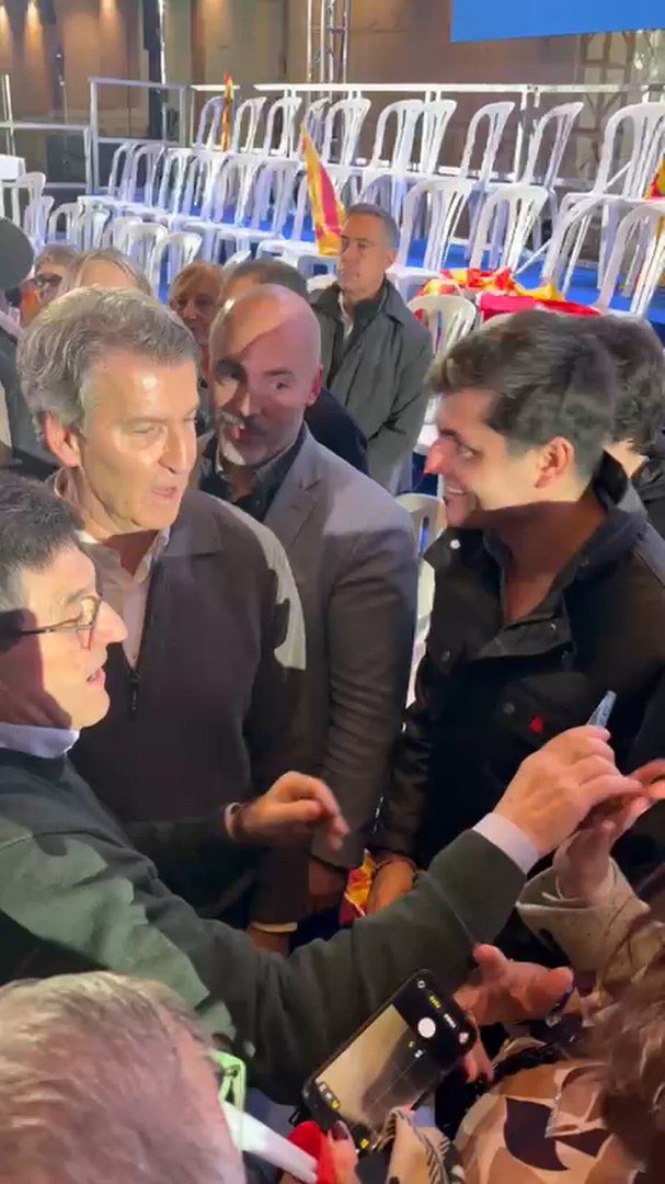 DiegoZapata_01's tweet photo. ¿Es verdad que "Franquito Quiles" ha pedido ayuda a los que son más fuertes que él para desalojar Puerta Sol?
O sea, que el PP habría contratado a un "machaca" y lo da de alta como periodista para infiltrarlo.
Menuda vergüenza para Feijoo y compañía.
(Foto sin yate) https://t.co/2b1XzRk7Ad