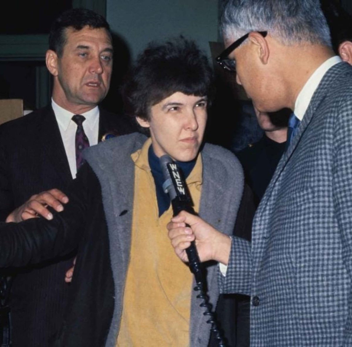 mariomojc's tweet photo. ¿Que no fue la activista feminista Valerie Solanas la que escribió un manifiesto pidiendo matar a los hombres y luego le disparó a Andy Warhol y a Mario Amaya?

¿No fue la activista y escritora Clementine Ford quien pedía asesinar hombres y que el covid los matara más rápido? https://t.co/yR4033fQLh
