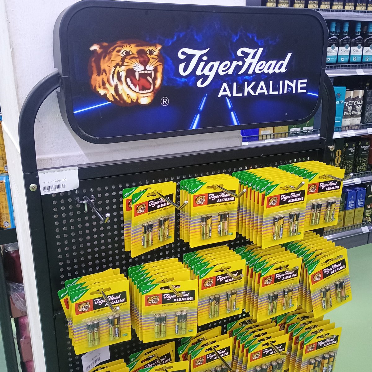 Andalusio's tweet photo. I was used to seeing the large, red batteries from TigerHead since the 90s, I was a bit shocked to see other variants such as the AAA batteries.
#TigerHeadbattery #SinomartLekki #Sinomart #supermarket #LagosNigeria https://t.co/NhPEvpyTgQ