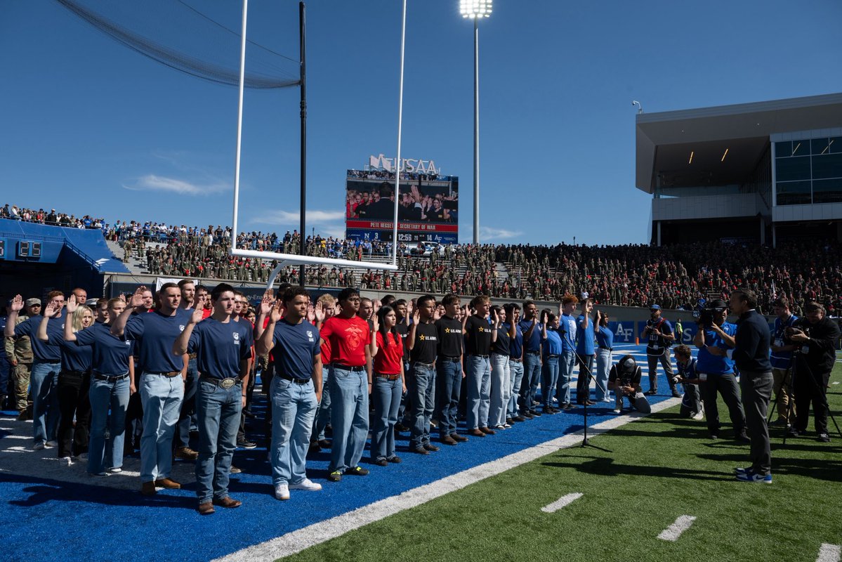 SecWar's tweet photo. The cadets of the United States Air Force Academy have raised their right hands and said, “SEND ME.”

They are AMERICA’S BEST AND BRIGHTEST. https://t.co/XoF6f9nadS