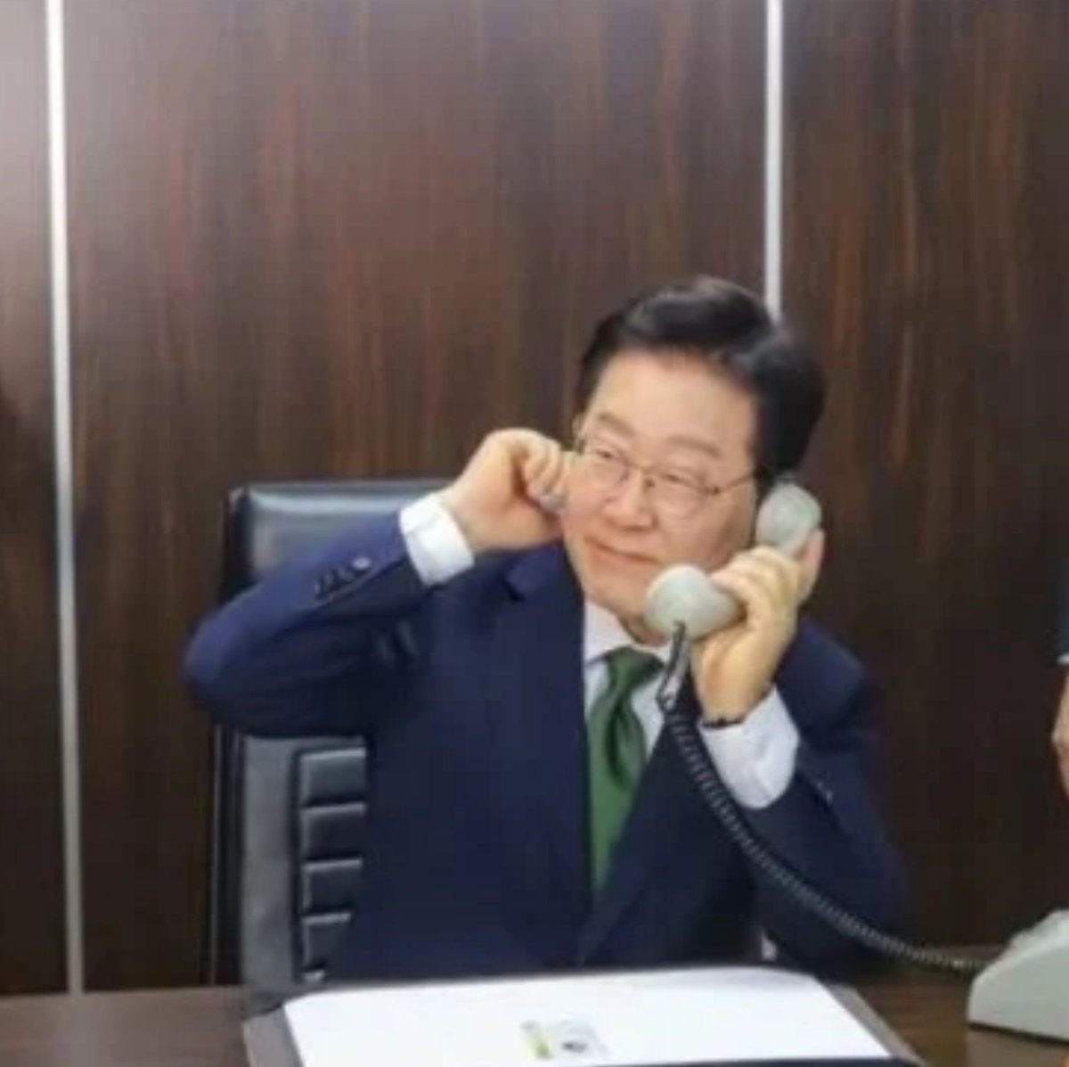 npomvtt's tweet photo. AURA! ⭐❤️ Dia de lembrar quando Lee Jae-myung, presidente da Coreia do Sul, foi a São Bernardo do Campo para recriar a foto do Lula falando ao telefone, de quando era líder do Sindicato dos Metalúrgicos do ABC. https://t.co/DA9nxuJPQi