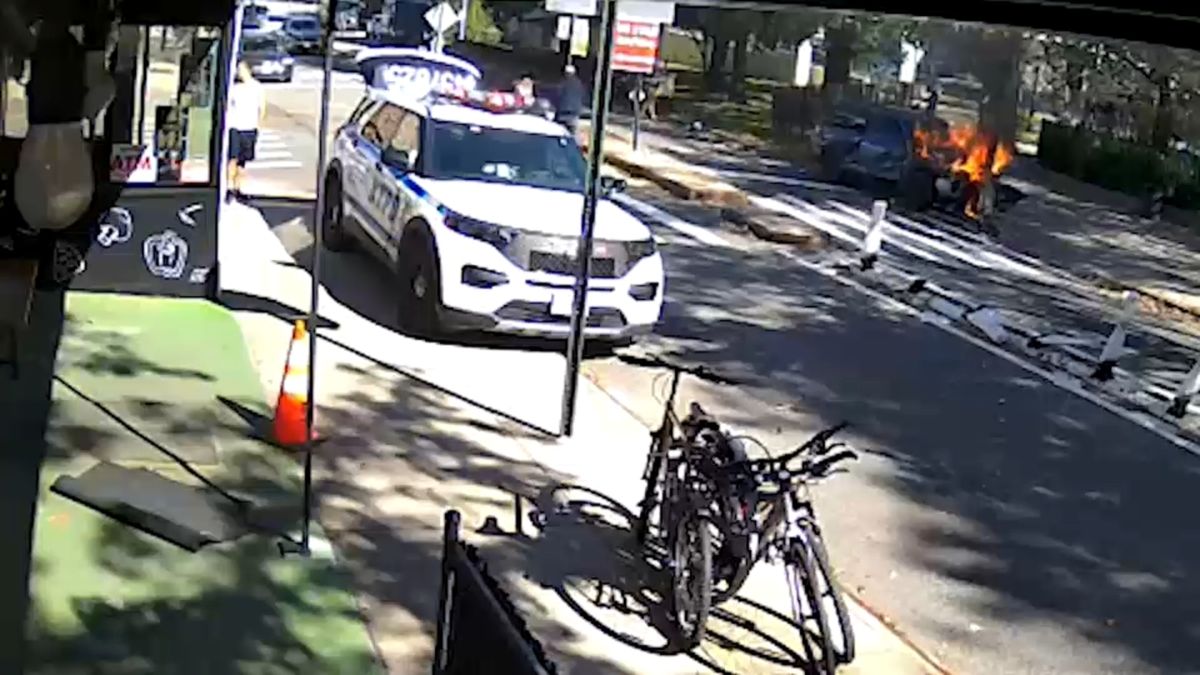 ABC7NY's tweet photo. Police: Stolen car catches on fire after driver crashes into pole near Brooklyn playground https://t.co/PNZuxzCS9D https://t.co/gK6QK48md8