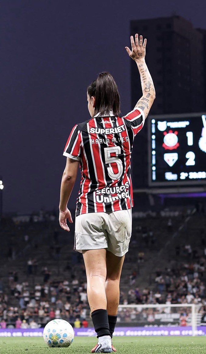 EspacoTricolor_'s tweet photo. Joga de terno. Vai comandando o jogo. Toda saída de bola limpa passa por ela. Craque da bola. https://t.co/JoP0CcxCe3