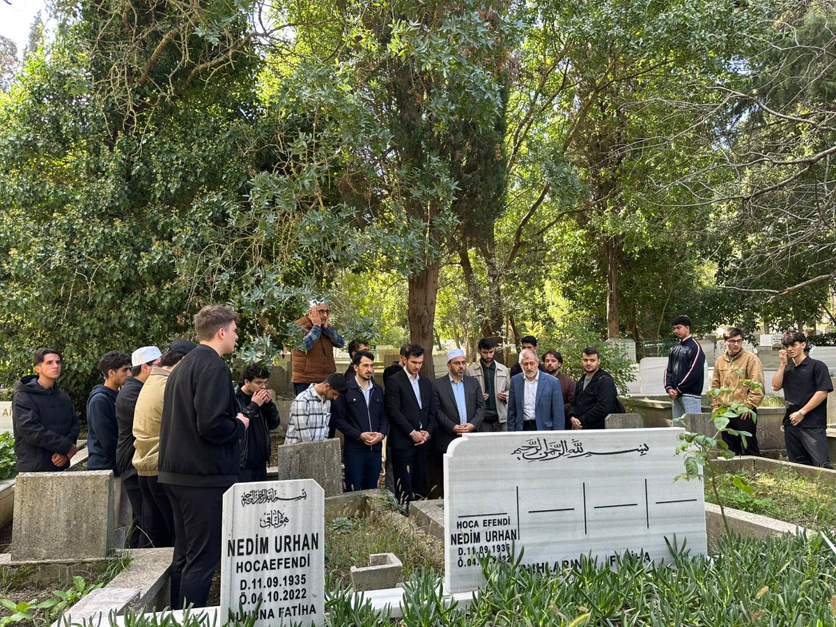 4fakulte's tweet photo. “Öyle kaliteli Müslüman olacaksın ki, yolda yürürken bile insanlar sizin Milli Gençlik mensubu olduğunuzu anlayacak.”

Komisyon Başkanımız ve komisyon üyelerimiz, Marmara İlahiyat Teşkilatımızın düzenlediği Nedim Urhan Hocamızın anma programına katılım sağladılar.

Rabbimiz, Nedim Urhan Hocamızdan razı olsun; bizlere de onun izinden yürümeyi, güzel ahlakı ve şuurlu bir gençliği kuşanmayı nasip eylesin.