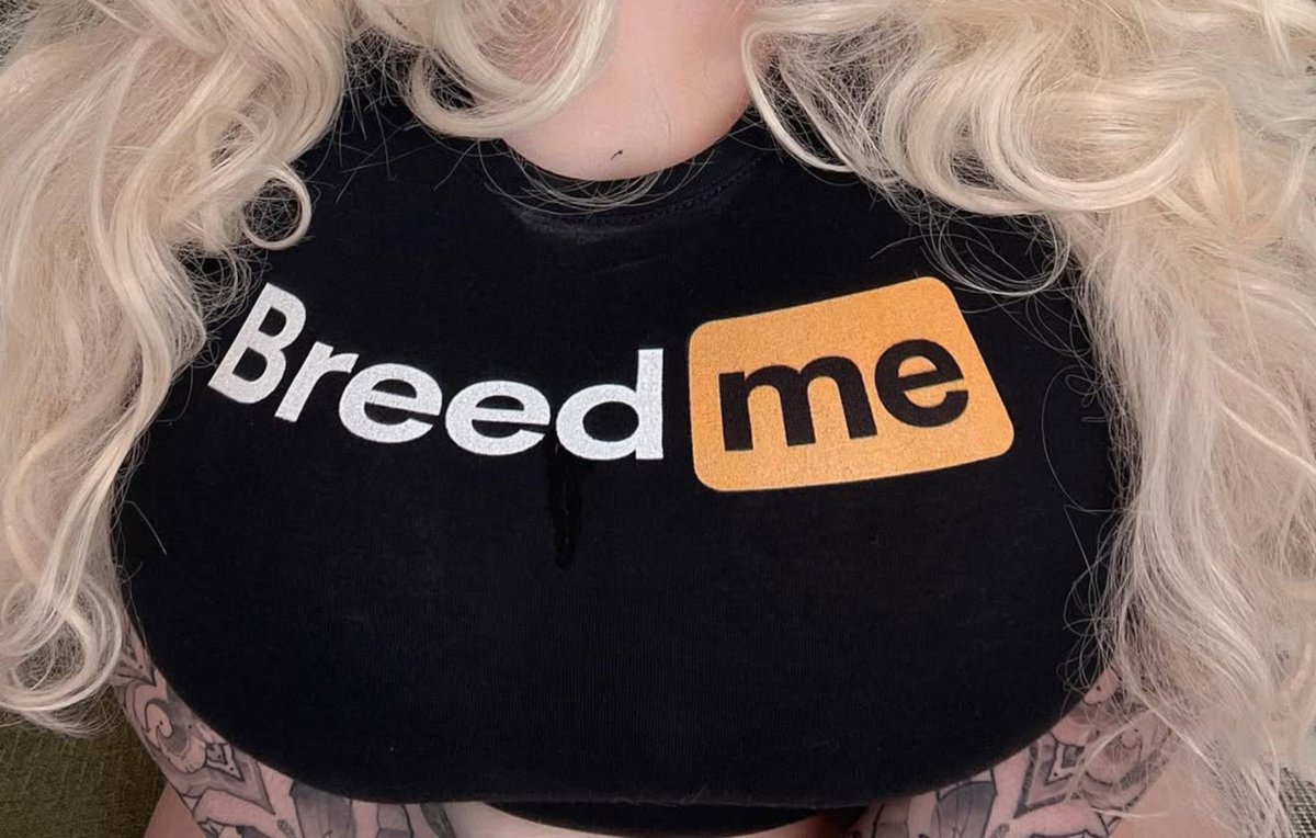 UrFavMomUmma's tweet photo. She got a new t-shirt https://t.co/TxqVGWVheN