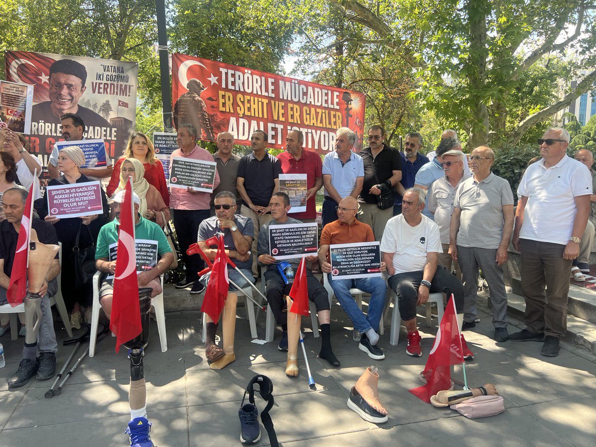 gazilerplatform's tweet photo. Elbet bir gün cümleler düğümlenir, rastgele sözcükler ifade edilemez hâle gelir.

Çünkü şehidin kanı, gazinin fedakârlığı ve ağır şartlarda yaşam mücadelesi veren gazilerin hayatı, bu vatan uğruna ödenen bedelin canlı şahitleridir.

Bizim sözümüz yalnızca söz değildir;
her kelimenin ardında bir şehidin emaneti, bir gazinin yarası ve vatan için ödenmiş ağır bir bedel vardır.

Tarih unutmaz. Millet unutmaz. Biz de unutmayacağız. 🇹🇷 #GazileriminYanındayım 

#GazilerPlatform #Şehitlerimiz #Gazilerimiz #TariheNot