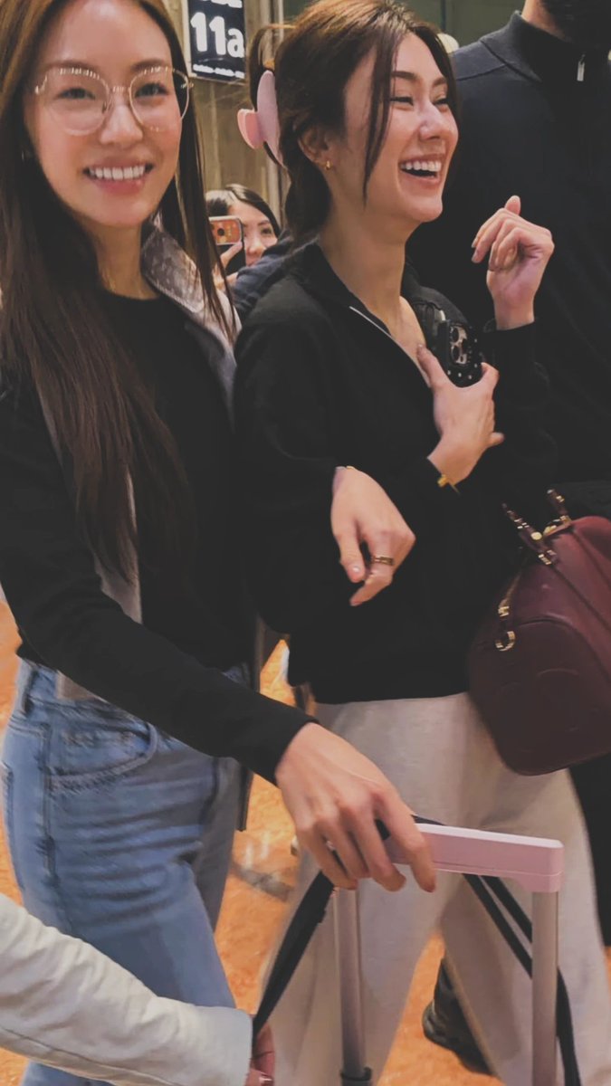 Fiorescataglini's tweet photo. Las amo!!!! @lena__lorena @miunatshaa ❤️‍🩹🇹🇭 https://t.co/SL7q3DCPjw