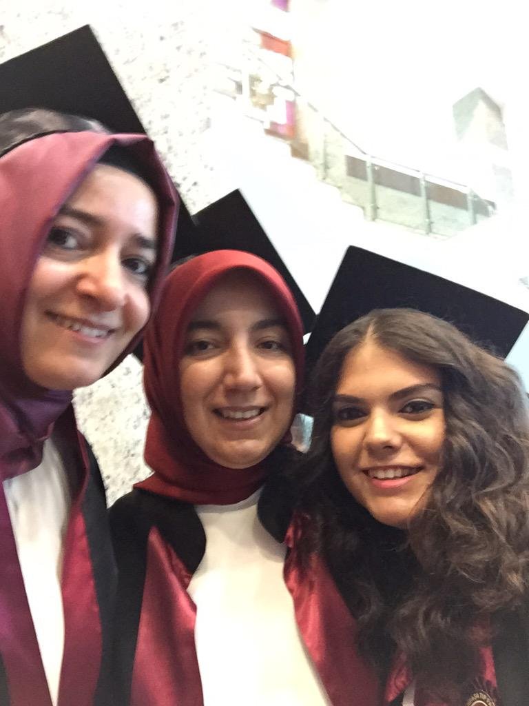 durbunhaber's tweet photo. Fatma Betül Sayan Kaya hakkında iddiaların ardı arkası kesilmiyor.

🗣️Kaya ile aynı tıp fakültesinden mezun olan Doç.Dr. Ferhat Arslan sordu:

"Hangi kliniklerde staj yaptınız, hangi servislerde nöbet tuttunuz, hangi hocalardan ders aldınız? İntörnlüğünüzü nerede ve hangi rotasyonlarla tamamladınız? Klinik eğitiminizin ne kadarı bu fakültede geçti?"

🔴Aynı fakülteden mezun olmuşuz.

🔴Benim bu fakültede öğrenciyken Anatomi ve Patoloji kürsülerinin önünde sözlü sınav için saatlerce beklediğime; Acil, Genel Cerrahi ve Çocuk Hastalıklarında sabahlara kadar nöbet tuttuğuma; Haseki ve Samatya’ya vaka görmeye gittiğime şahit insanlar hâlâ hayatta.

🔴Sadi Sun Yoğun Bakım’a yenidoğan kan gazı, Acil Radyoloji’ye röntgen taşıdım. Kardiyoloji ve Çocuk Nefrolojide geceleri iki saatte bir vital bulgu takip ettim. Yaraya dikiş attım, resüsitasyona katıldım, kırsal staja gittim. Amfilerde ders dinledim, hocalarımla bilim tartıştım.

🔴Bunları bir meziyet olarak anlatmıyorum. Bizim dönemimizde tıp öğrenciliğinin olağan hayatı büyük ölçüde buydu.

🔴Madem aynı fakültenin diplomasını taşıyoruz, benim merak ettiğim çok basit.

🔴Sizin öğrencilik hikâyeniz nasıldı?

🔴Hangi kliniklerde staj yaptınız, hangi servislerde nöbet tuttunuz, hangi hocalardan ders aldınız? İntörnlüğünüzü nerede ve hangi rotasyonlarla tamamladınız? Klinik eğitiminizin ne kadarı bu fakültede geçti?

🔴Ben kendi öğrenciliğimi, mekânlarıyla, hocalarıyla, nöbetleriyle ve şahitleriyle anlatabiliyorum.

🔴Siz de anlatın.