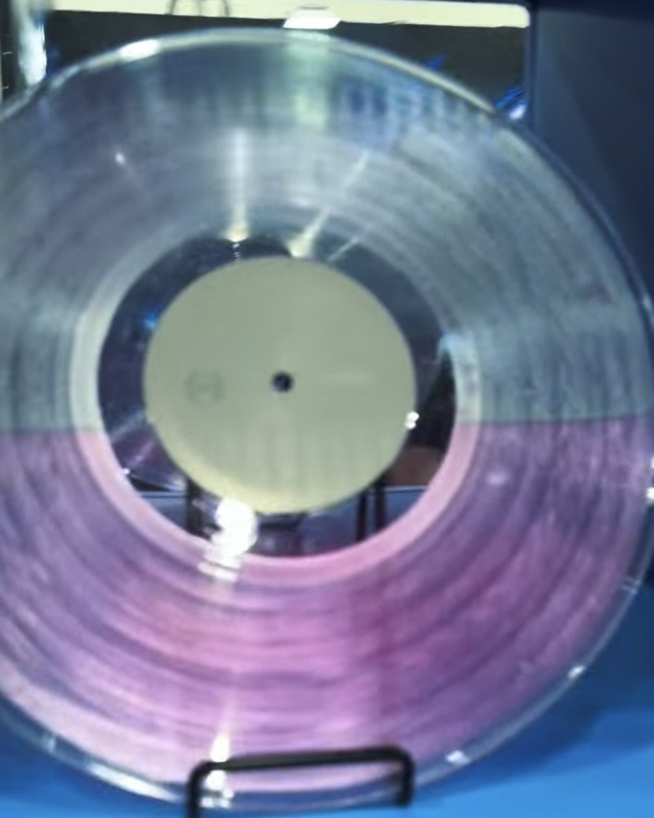 iriptheslitt's tweet photo. first look at fka twigs’ exclusive blood records liquid filled ‘eusexua afterglow’ vinyl

available at complexcon https://t.co/4L36iLVz3R