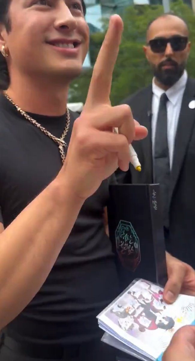 24Shaneberry's tweet photo. @hollanovinglyy It’s the angle, I promise he has all his fingers 😭

https://t.co/XGVkXOofc9 https://t.co/OEjzEbdcgs