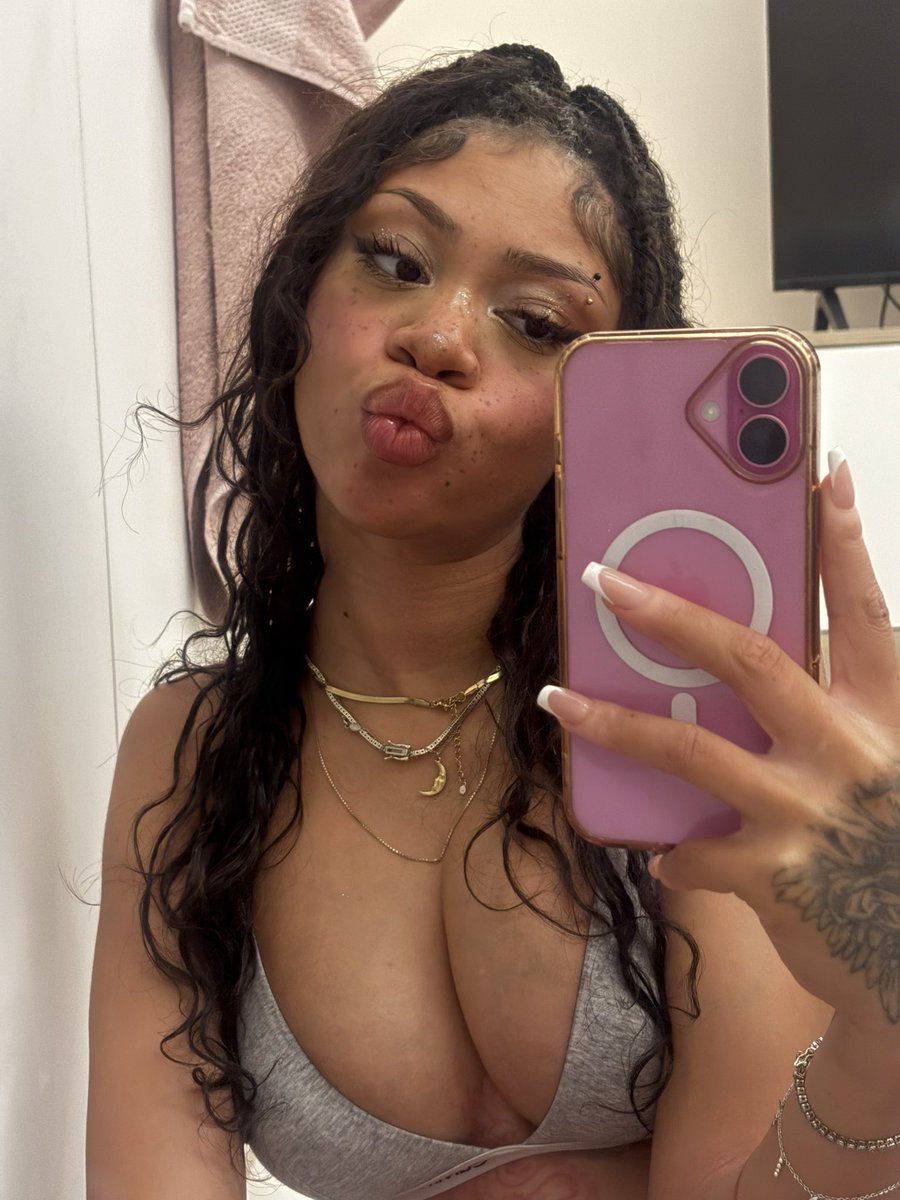 Laura_ftc's tweet photo. Your favorite is baccckkkkkkk 🔙💋 https://t.co/Fh82n6MKw1