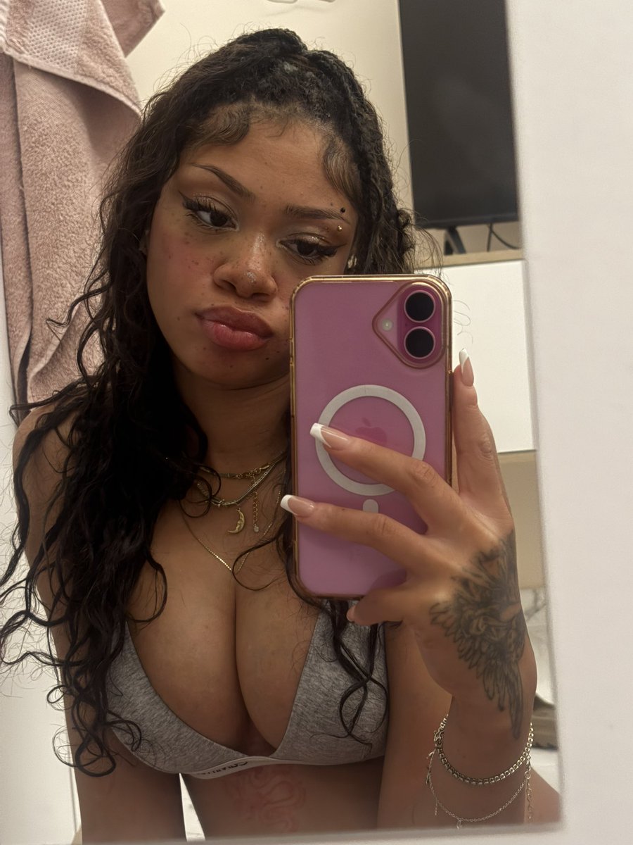 Laura_ftc's tweet photo. Your favorite is baccckkkkkkk 🔙💋 https://t.co/Fh82n6MKw1