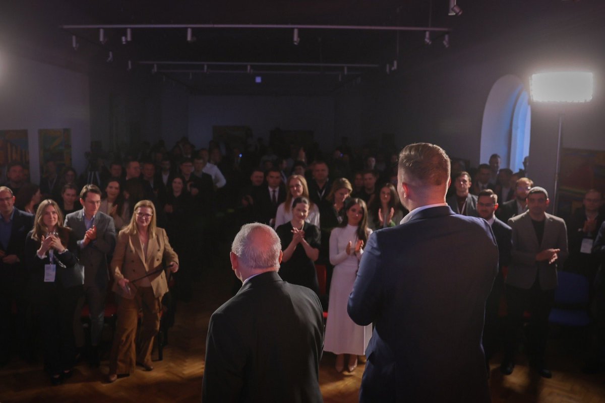 nowaPLorg's tweet photo. Za nami najważniejsza rozmowa dzisiejszego dnia!

Panel Polska następnych pokoleń. Rozmowa o tym, co trwałe dobiegł końca. Prezes @pisorgpl Jarosław Kaczyński oraz Adam Bielan zamknęli sobotnią część programu Kongresu Młodych.

Dziękujemy za obecność, pytania i wysokie zaangażowanie na transmisji na żywo 🤝
