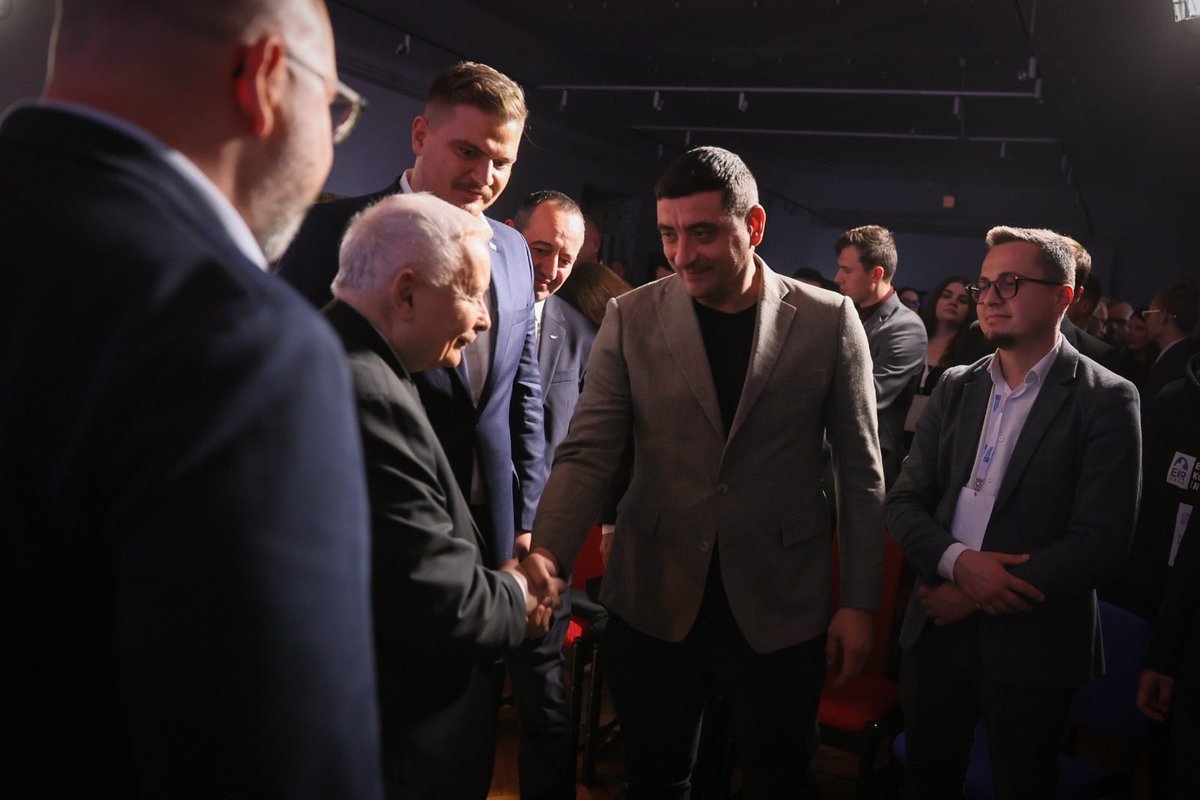 nowaPLorg's tweet photo. Za nami najważniejsza rozmowa dzisiejszego dnia!

Panel Polska następnych pokoleń. Rozmowa o tym, co trwałe dobiegł końca. Prezes @pisorgpl Jarosław Kaczyński oraz Adam Bielan zamknęli sobotnią część programu Kongresu Młodych.

Dziękujemy za obecność, pytania i wysokie zaangażowanie na transmisji na żywo 🤝