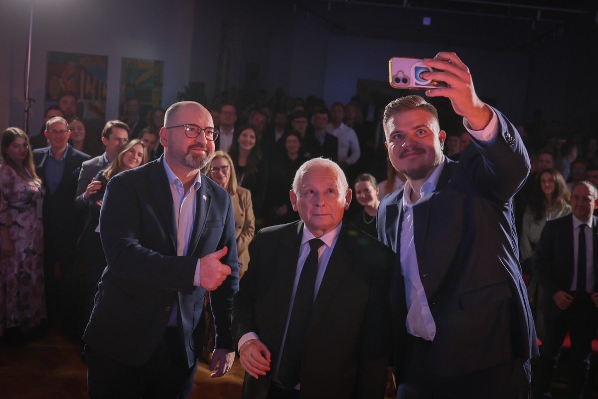 nowaPLorg's tweet photo. Za nami najważniejsza rozmowa dzisiejszego dnia!

Panel Polska następnych pokoleń. Rozmowa o tym, co trwałe dobiegł końca. Prezes @pisorgpl Jarosław Kaczyński oraz Adam Bielan zamknęli sobotnią część programu Kongresu Młodych.

Dziękujemy za obecność, pytania i wysokie zaangażowanie na transmisji na żywo 🤝