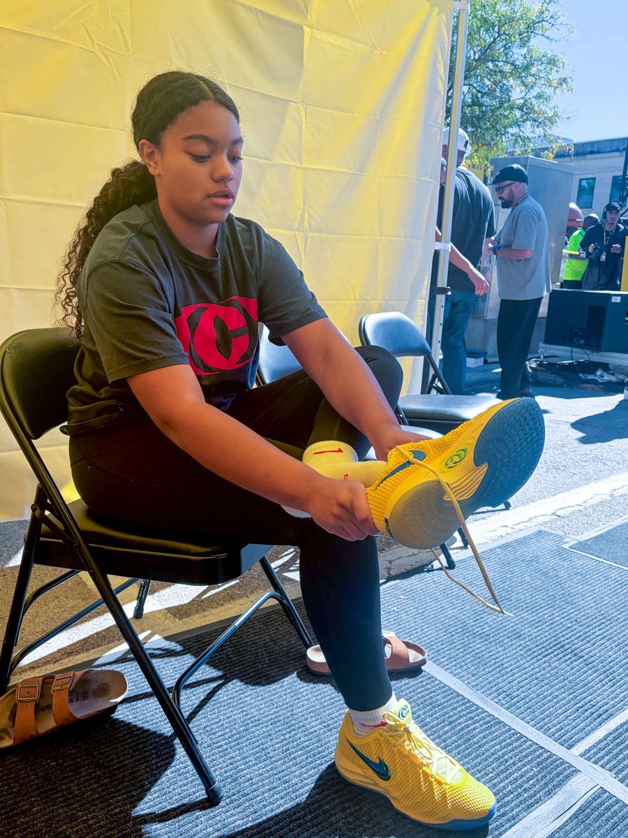 AllIowaAttack's tweet photo. 𝘕𝘖𝘛𝘏𝘐𝘕𝘎 𝘚𝘗𝘌𝘊𝘐𝘈𝘓 𝘛𝘖 𝘚𝘌𝘌 𝘏𝘌𝘙𝘌.*
*Just an Attack alum launching her signature shoe in Iowa City with our Attack East players &amp; coaches 🙌

#AttackFamily x #AttackAlumni https://t.co/oSuGYpiD9w