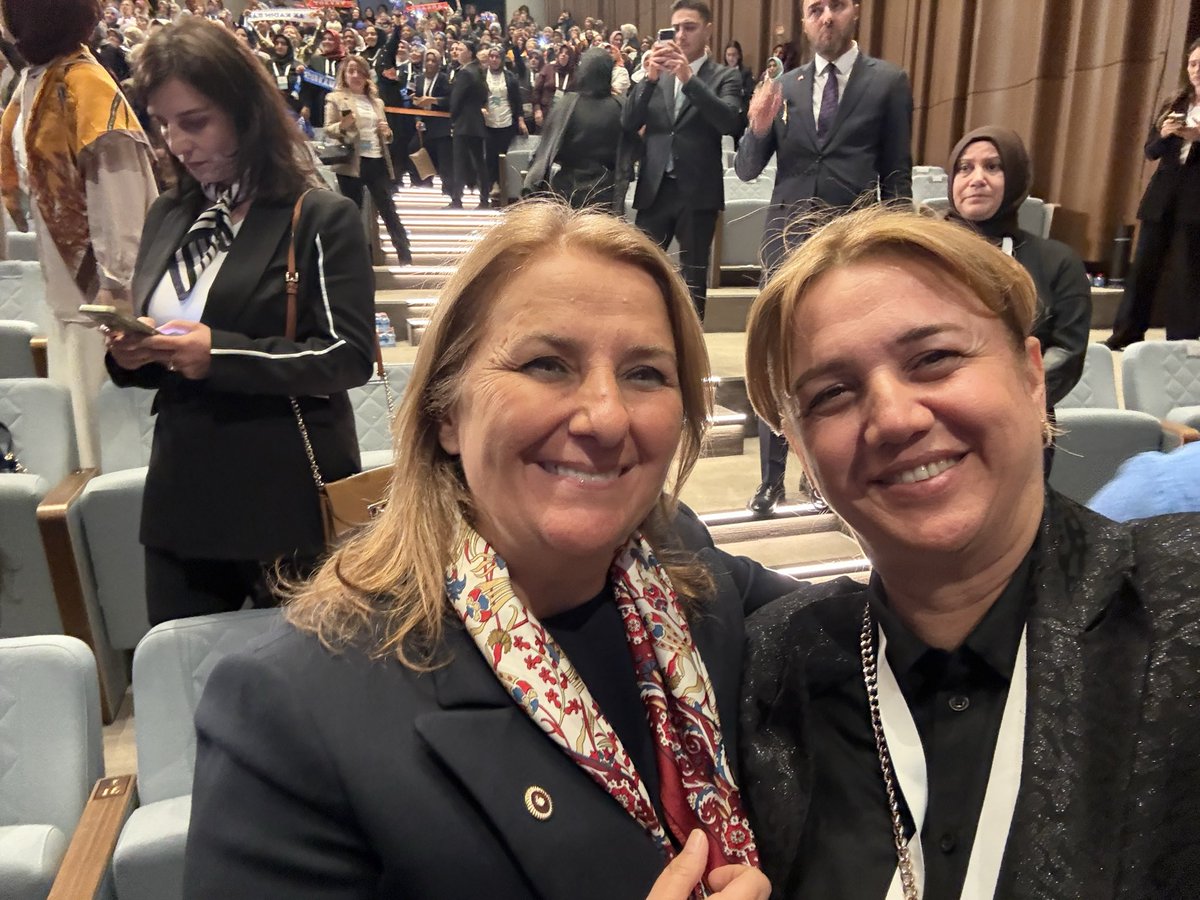 AyferKubilay's tweet photo. 📍Ankara!
Genel Merkez Teşkilat başkanımız @tulaykaynarca ve İstanbul teşkilat başkanımız @Haticeyucel2023 ile ..
İlk günki aşk ve coşkulu heyecanımız..
“Ak kadınlar  olarak güvenli limanlara demir almaktayız.” https://t.co/raIysuUYfT