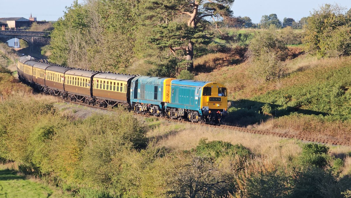 Harrod15S's tweet photo. Just got home from an absolutely fantastic 2 days linesiding the #SVR for the 1st time, tried lots of new locations and got some brilliant shots including these 4 of 20048 - 20189, D1062, D821 &amp; 33108 at #Erdington Bank #class20 #class52 #class42 #class33 #trains #FatherSonTime https://t.co/mBGyBVwGc0