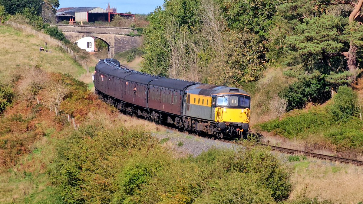 Harrod15S's tweet photo. Just got home from an absolutely fantastic 2 days linesiding the #SVR for the 1st time, tried lots of new locations and got some brilliant shots including these 4 of 20048 - 20189, D1062, D821 &amp; 33108 at #Erdington Bank #class20 #class52 #class42 #class33 #trains #FatherSonTime https://t.co/mBGyBVwGc0
