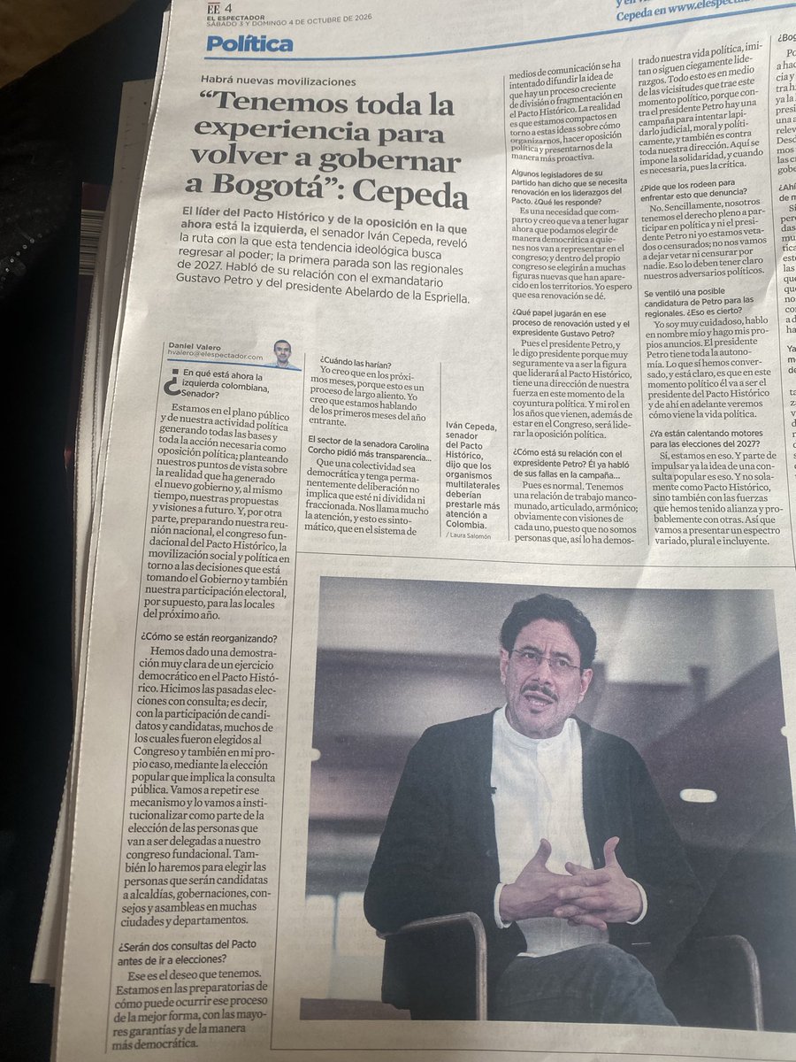 HELIODOPTERO's tweet photo. Después de haberle regalado la presidencia al hampa sin remordimiento alguno que se conozca, el señor @IvanCepedaCast ahora cruza las piernas en El Espectador para autoproclamarse jefe de una oposición que no existe y de la resistencia civil que nunca fue capaz de emprender.

Desde su curulcita en el @SenadoGovCo se ha convertido en una especie de maromero  desaliñado y funcional al gobierno del hampa.

No acepta la crítica ni la obligación moral y política de hacer autocrítica porque cree que es el venerado niño dios de yeso del barrio 20 de julio.