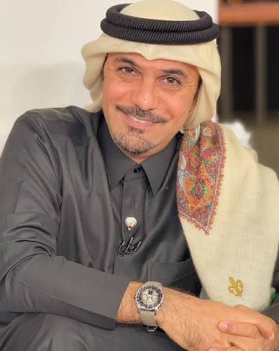 m7mdkuwari's tweet photo. بعض التغطيات تنتهي بانتهاء البطولة

وبعضها يترك أثرًا وذكرى ومكانًا تحبه، حتى وإن لم تزره.

خلال أيام معدودة ، لم يكن خالد جاسم يغطّي بطولة خليجية في جدة فحسب، بل كان يقدّم جدة نفسها للعالم

أخذنا بين شوارعها وتاريخها، عرّفنا بمعالمها وأماكنها السياحية، تحدّث عن خدماتها وقطاراتها ووسائل التنقل فيها، وفتح للمشاهد نافذة على مدينة جميلة، لها حكايتها وروحها وذاكرتها.

والحقيقة التي تستحق أن تُقال:
خلال عشرة أيام، تحدّث خالد عن جدة وقدّمها بصورة أجمل وأعمق مما فعلته برامج وقنوات كثيرة طوال سنوات، حتى القنوات  السعودية.

لم تكن تغطية رياضية فقط.
كانت محبة لمدينة، واحترامًا لوطن، ورسالة إعلامي يعرف أن خلف كل بطولة فرصة لأن تُعرّف الناس بالمكان وأهله وتاريخه.

شكرًا من القلب يا خالد
جعلت من البطولة موعدًا مع جدة، ومن الشاشة نافذةً عليها.

ولا هي غريبة عليك
فالجمال لا يراه جيدًا إلا من يحمله في عينه.
 
@khalidjassem74