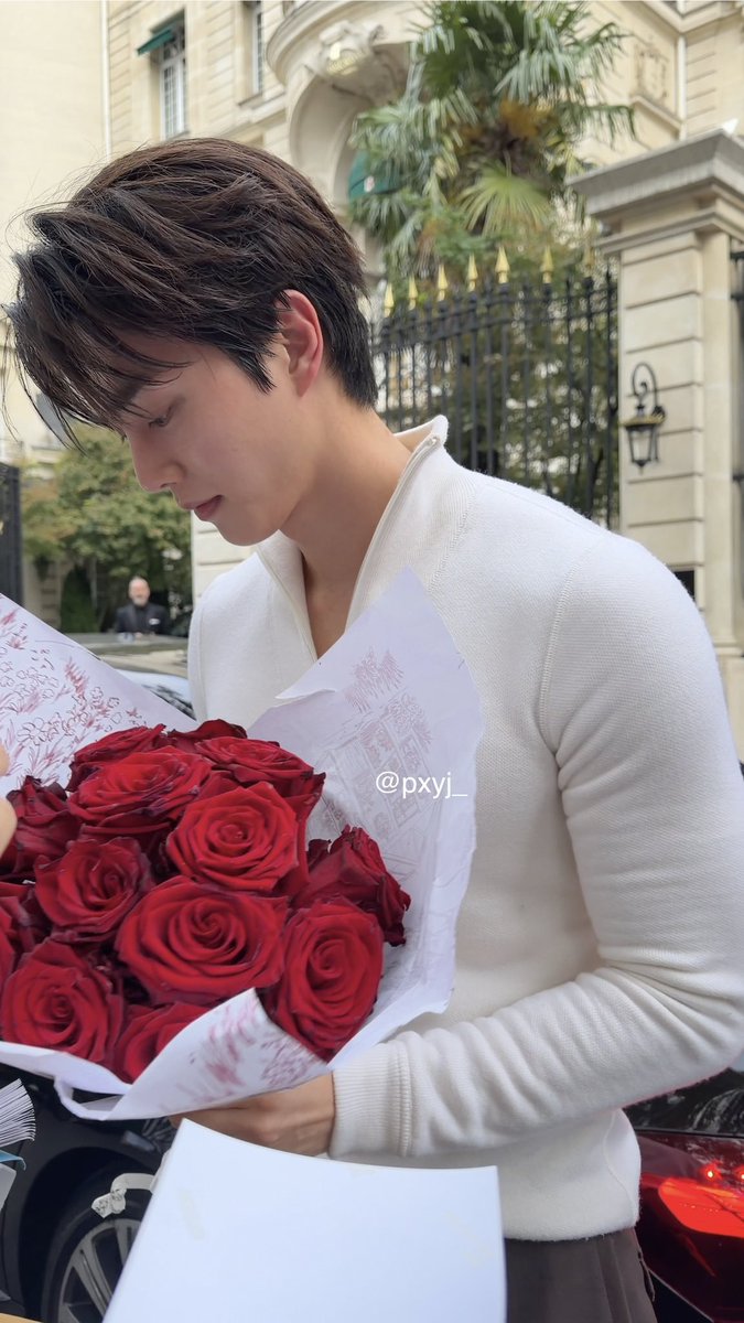 1199Srp's tweet photo. "Smile for you 🌹😊"

#SongKangxLoeweSS27
#송강 #SongKang #Loewe https://t.co/ryZ7r9M41U