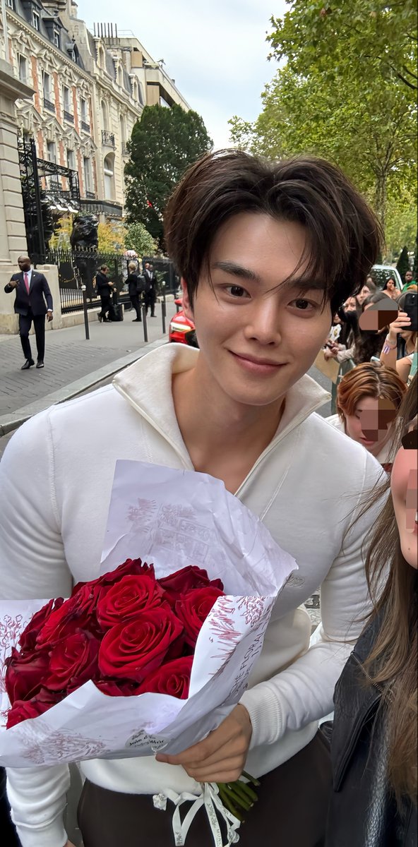 1199Srp's tweet photo. "Smile for you 🌹😊"

#SongKangxLoeweSS27
#송강 #SongKang #Loewe https://t.co/ryZ7r9M41U
