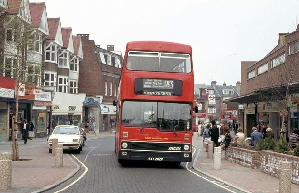 harrowonline's tweet photo. 183 bus on Station Road, #Harrow, 1980. 

📸 Harrow Old Views https://t.co/iV3i4Py6HD