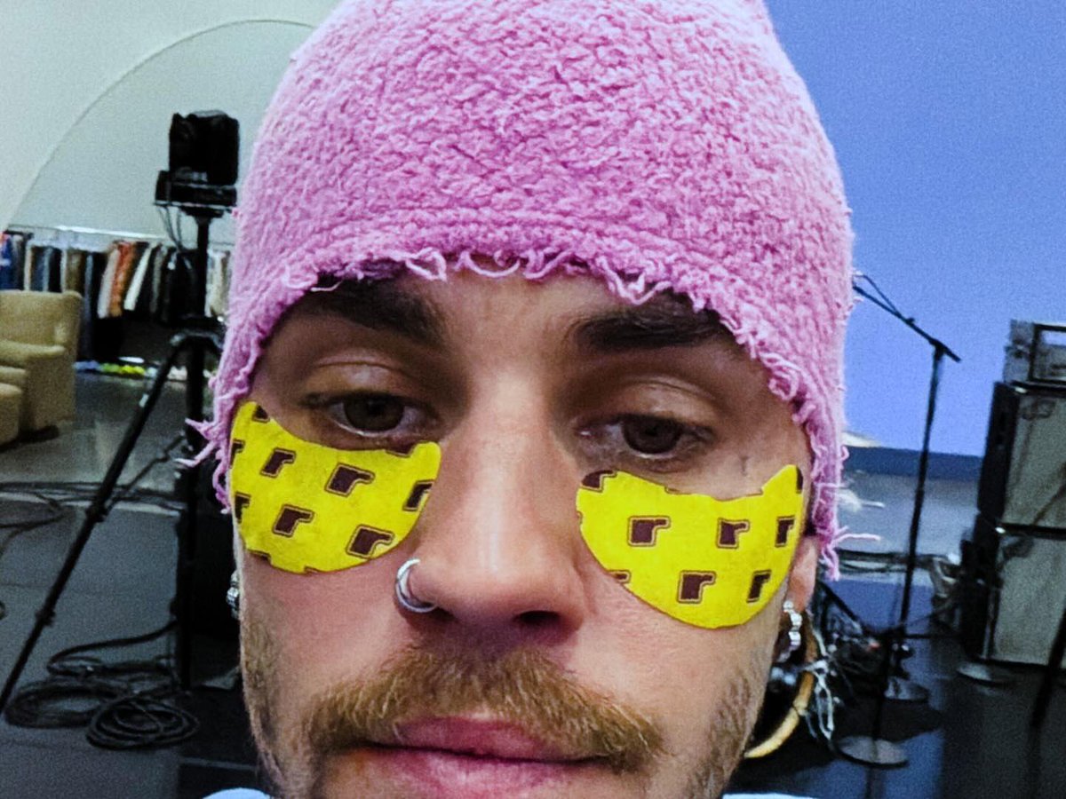 CanadianWorry's tweet photo. @aarontsuarez es el reflejo de la piel oleosa y el piercing https://t.co/CdQ0hQv5iH