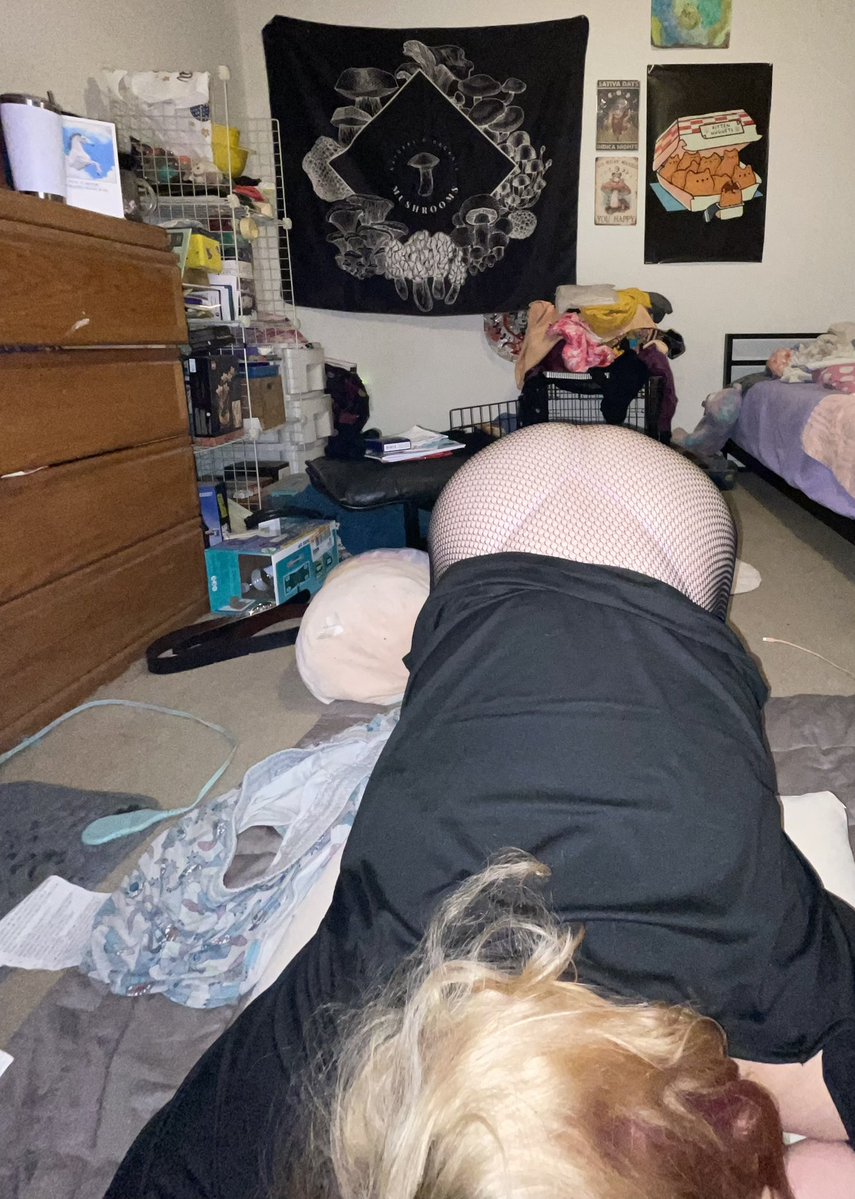 MonsterSlutMutt's tweet photo. I just wanna hear someone whimper in my ear “this is MINE” and absolute abuse tf out of my pussy 😵‍💫🤤💋 https://t.co/t35bF9LQ6N