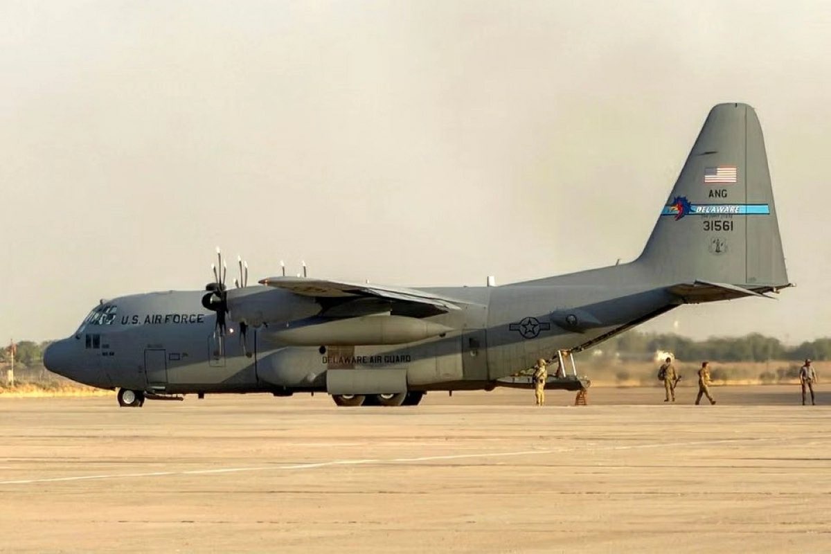 Ali_jan1111's tweet photo. @CaitlinDoornbos Last us plane leaving iraq vs Afghanistan https://t.co/atikhSmMCB
