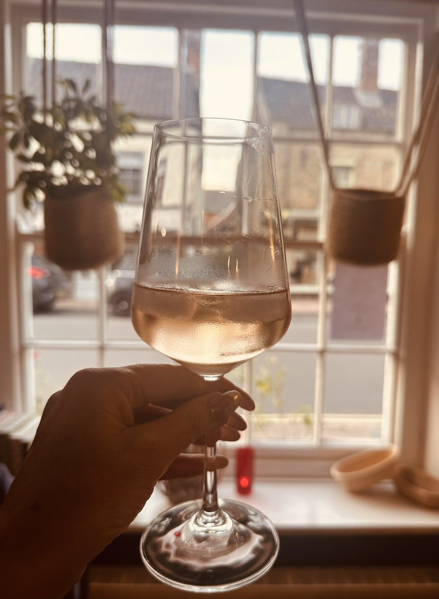 FifitFiona's tweet photo. #fabulous #food #rose #atmosphere Source in Bungay #suffolk ❤️🥂 https://t.co/yOoxLyUEvp