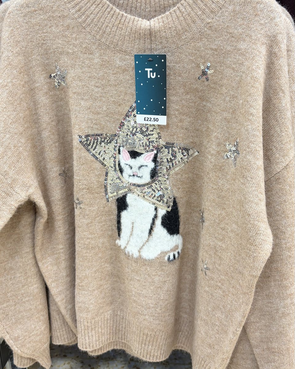 riice__pg's tweet photo. Sainsbury's が展開する
ファッションブランドTuで
もうクリスマスジャンパーが
たくさん売ってた🎄🇬🇧

これかわいい！！！
家族用で、左からメンズ・ウィメンズ
子ども用(ピンクと緑の2色)🐶🐱 https://t.co/8qHQ3xEwCk