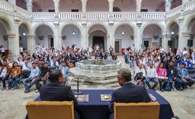 CuartaPlana's tweet photo. #Entérate | Consejo Universitario aprueba el Plan de Desarrollo para la #UABJO 2026-2030. Fue presentado por el Rector @Farid_AcevedoL, durante una Sesión Extraordinaria del máximo órgano universitario.
El #PID establece cinco ejes: academia con inclusión, calidad y equidad; sostenibilidad financiera y rendición de cuentas; gestión institucional e infraestructura; normatividad y ordenamiento jurídico; y vinculación con responsabilidad social. Se construyó con consultas digitales y foros presenciales en los que participaron integrantes de su comunidad, que supera las 30 mil personas.
#Noticias #Oaxaca
https://t.co/A2xYubFSeE