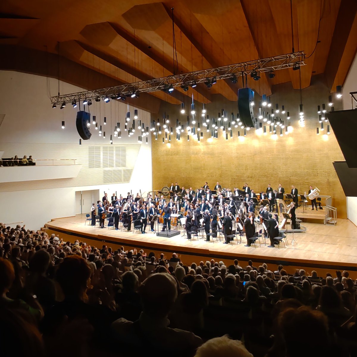 ocnesp's tweet photo. Lleno absoluto en el Auditorio @ADDAalicante para recibir a la Orquesta Nacional de España, que presentaba 'El sueño de Eros' de Óscar Esplá y la 'Sinfonía núm. 5' de Gustav Mahler bajo la dirección de @pgconductor. ¡Gracias por acogernos con tanto cariño! 👏 https://t.co/oNSTBsiCUH