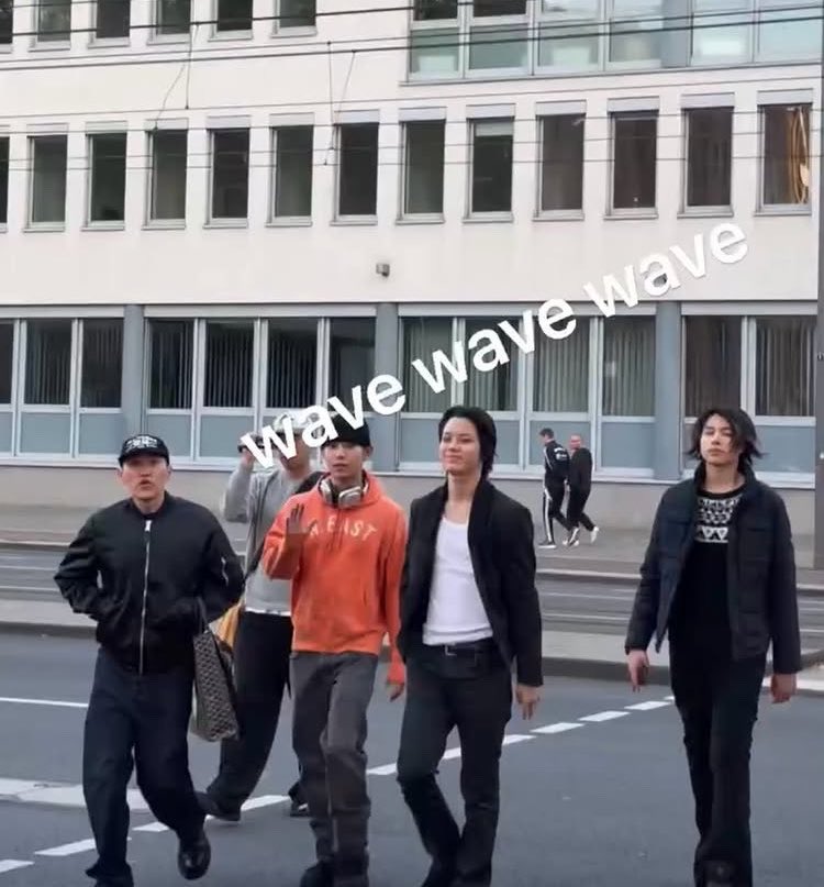 918_ryul's tweet photo. 📍Cologne, Germany #LNGSHOT 

Woojin was probably still asleep lol https://t.co/QyZMQquglD