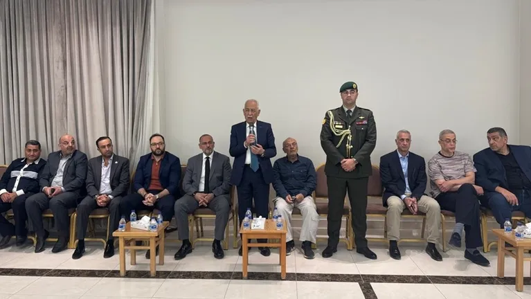 Jo_0now's tweet photo. في المواقف الإنسانية يبقى الحضور الهاشمي عنوانًا للوفاء والتلاحم 🇯🇴
مندوبًا عن جلالة الملك عبدالله الثاني وسمو ولي العهد الأمير الحسين بن عبدالله الثاني قدّم رئيس الديوان الملكي الهاشمي يوسف حسن العيسوي واجب العزاء إلى عشيرتي السلامين والكفاوين تأكيدًا على نهج التواصل https://t.co/FJQww32a8v