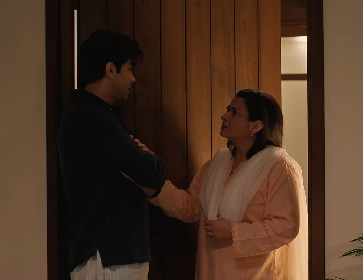Plsbaqwaaskaro's tweet photo. Abu Bakar: Mummy aap kia bhaang pee kar soi hain?
#darenijaat https://t.co/xRvuBcmvnW