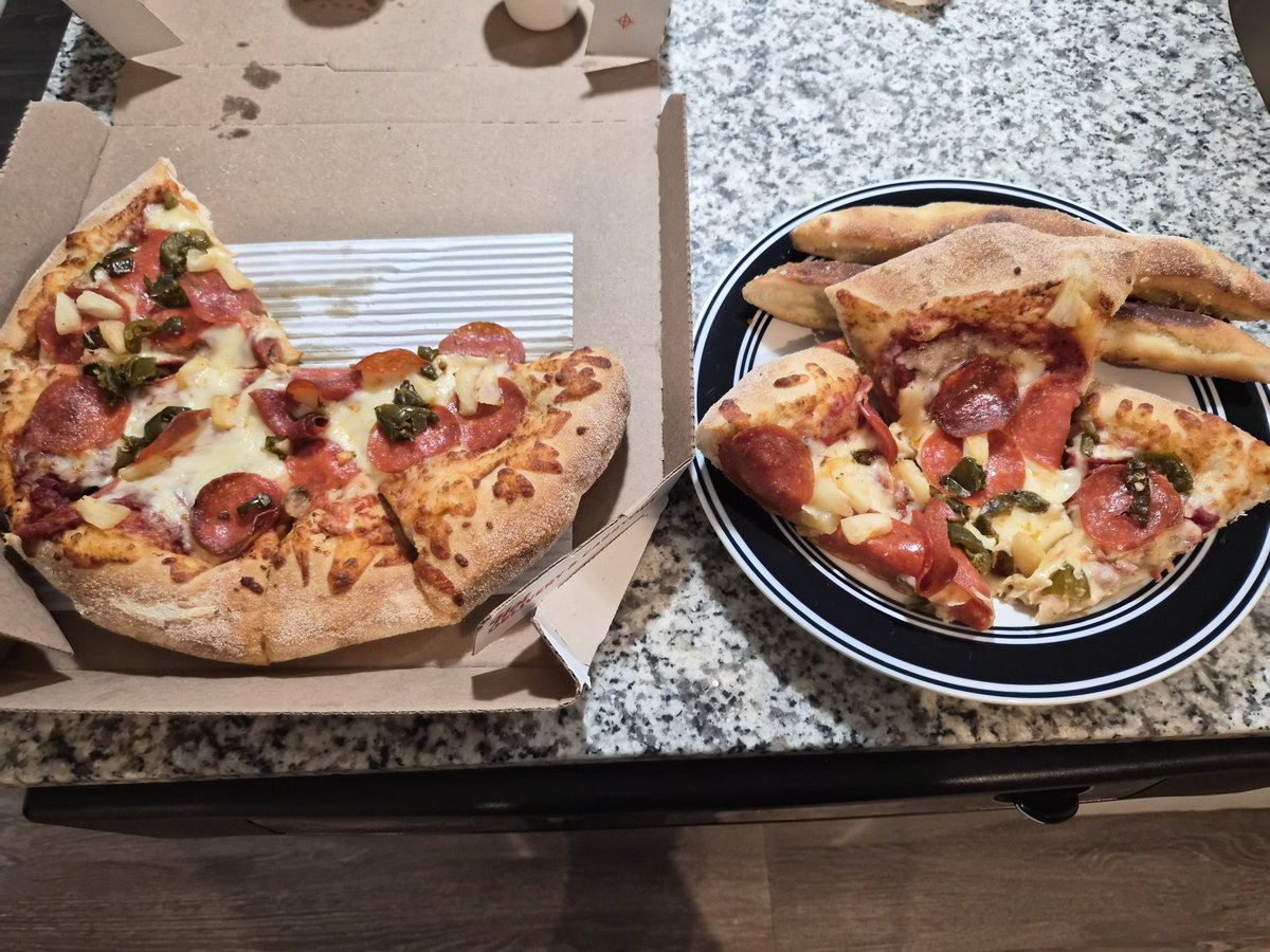 Jaxtable's tweet photo. Pepperoni, jalapeños, and pineapple, the perfect blend of spicy and sweet! #ruumiepizzaparty https://t.co/zIN99cGSOt
