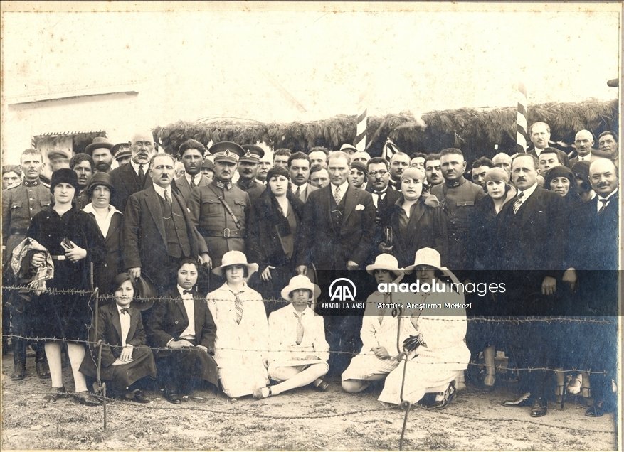 SMEYDAN's tweet photo. Türkiye'de "Kadının Kurtuluş Devrim" MEDENİ KANUN 100 yaşında... 

“Medeni hukukta, aile hukukunda takip edeceğimiz yol ancak medeniyet yolu olacaktır.” (Atatürk, 1924)

100 yıl önce, 17 Şubat 1926'da 743 sayılı kabul edilen Medeni Kanun, 4 Ekim 1926'da yürürlüğe girdi. 

Türk Medeni Kanunu ile Türkiye'de kadın, insanlık onuruna uygun medeni haklarına kavuştu. 

Resmi nikah ve tek eşle evlilik zorunluluğu getiren, evlenmede boşanmada, mahkemede tanıklıkta, mirasta kadın-erkek eşitliğini sağlayan, kadına istediği mesleği seçme hakkı veren Türk Medeni Kanunu ile Türk kadını evde, işte, mahkemede, okulda, sokakta, ilerleyen zamanda Meclis’te, kısacası toplumsal hayatta temel haklara sahip olabildi.

Türkiye'de kadının eşitliği ve özgürlüğü, Atatürk’ün kurduğu Cumhuriyet'in Medeni Kanun ile başlattığı laik, çağdaş hukuk dönüşümünün eseridir. Dün olduğu gibi bugün de laik Cumhuriyet düşmanı çevrelerin hedefinde Medeni Kanun vardır. Çünkü laik Cumhuriyet'in temel taşı Türk Medeni Kanunu’dur.

Türk Medeni Kanunu, Türkiye Cumhuriyeti Devleti'ni laikleştiren devrimlerden biridir.

Türkiye'de laik Cumhuriyet'in temelinde laik hukuk vardır. Laik Cumhuriyet her şeyden önce kadın haklarının güvencesidir.   

"Kadını Kurtaran Devrim" Türk Medeni Kanunu, Atatürk'ün en büyük devrimlerinden biridir. Bu devrimin büyüklüğünü anlayabilmek için bu devrimden 100 yıl sonra bugün İslam dünyasına, İran'a, Afganistan'a, Orta Doğu'ya bakmak gerekir. 

Sinan Meydan yazdı : Laik Cumhuriyetin temel taşı: Medeni Kanun | Cumhuriyet https://t.co/eQwMdDC9RD