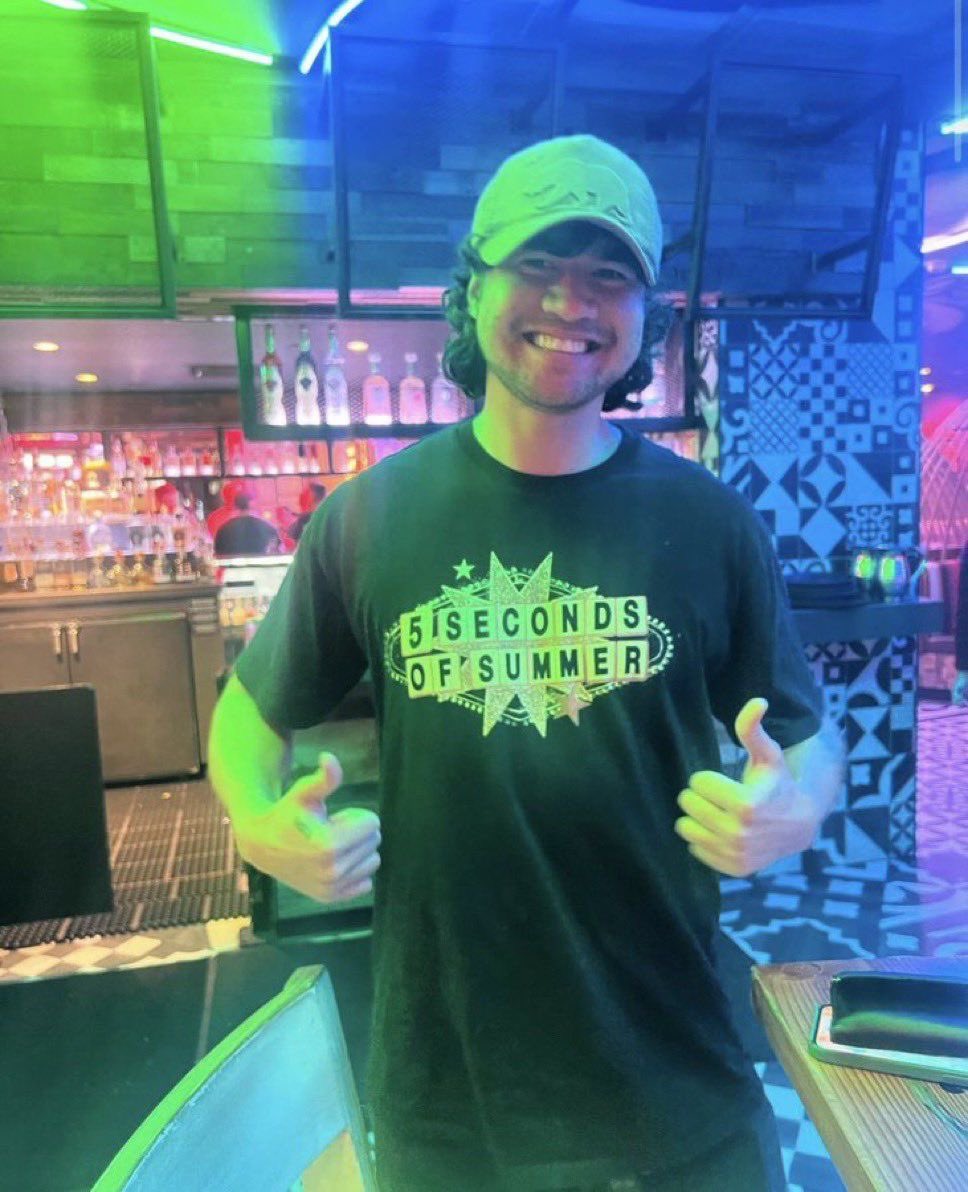 dylfcalum's tweet photo. bf day but it’s calum hood day https://t.co/XMCtcOh0X5