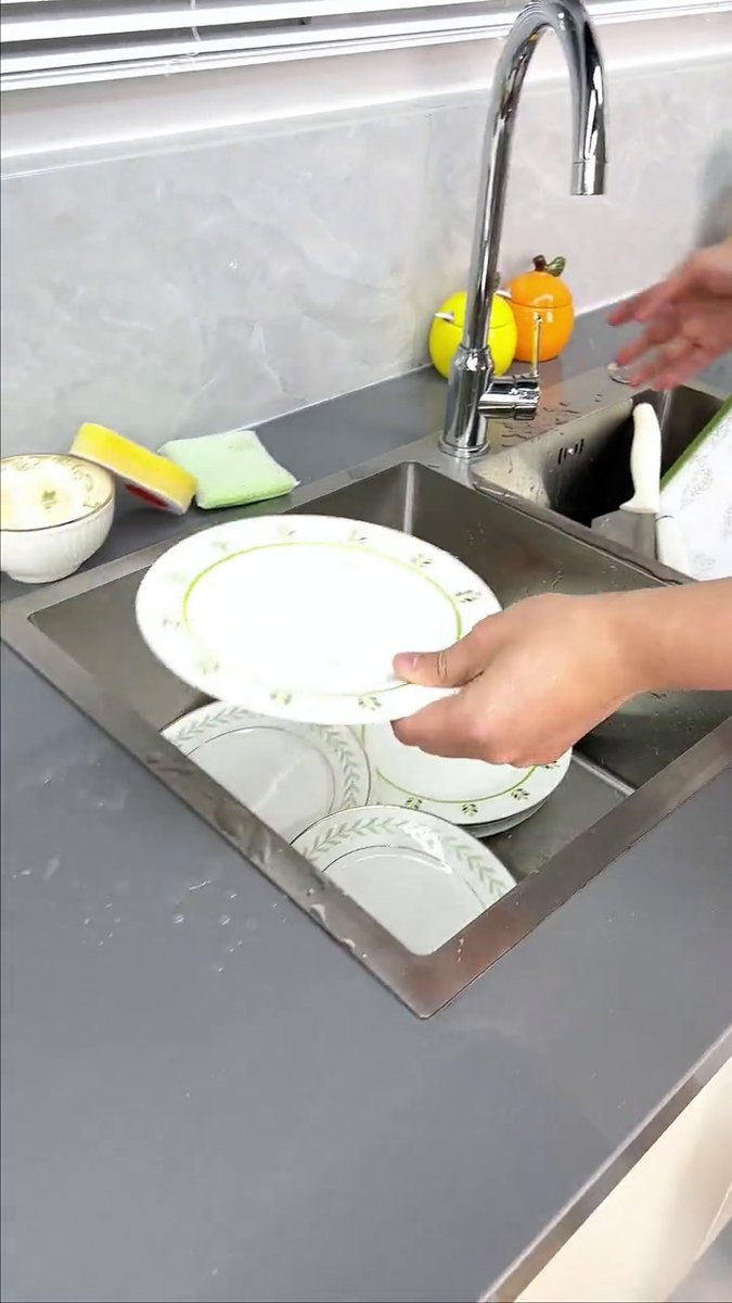 BrooklynYabkvw's tweet photo. Ahora sí, la cocina brillante! Terminé de lavar los platos después de la cena, ya no hay platos sucios en el fregadero ， https://t.co/6mZVFsoZj2