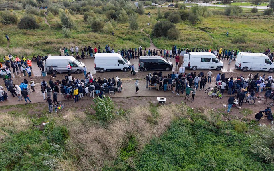 ArchRose90's tweet photo. Telegraph has revealed that Civil servants working at the heart of Britain’s immigration system, volunteered with Care4Calais to help adult migrants posing as children to enter Britain.

Home Office staff who volunteered should be held to account for facilitating the invasion. https://t.co/ZCBrKyi0rX