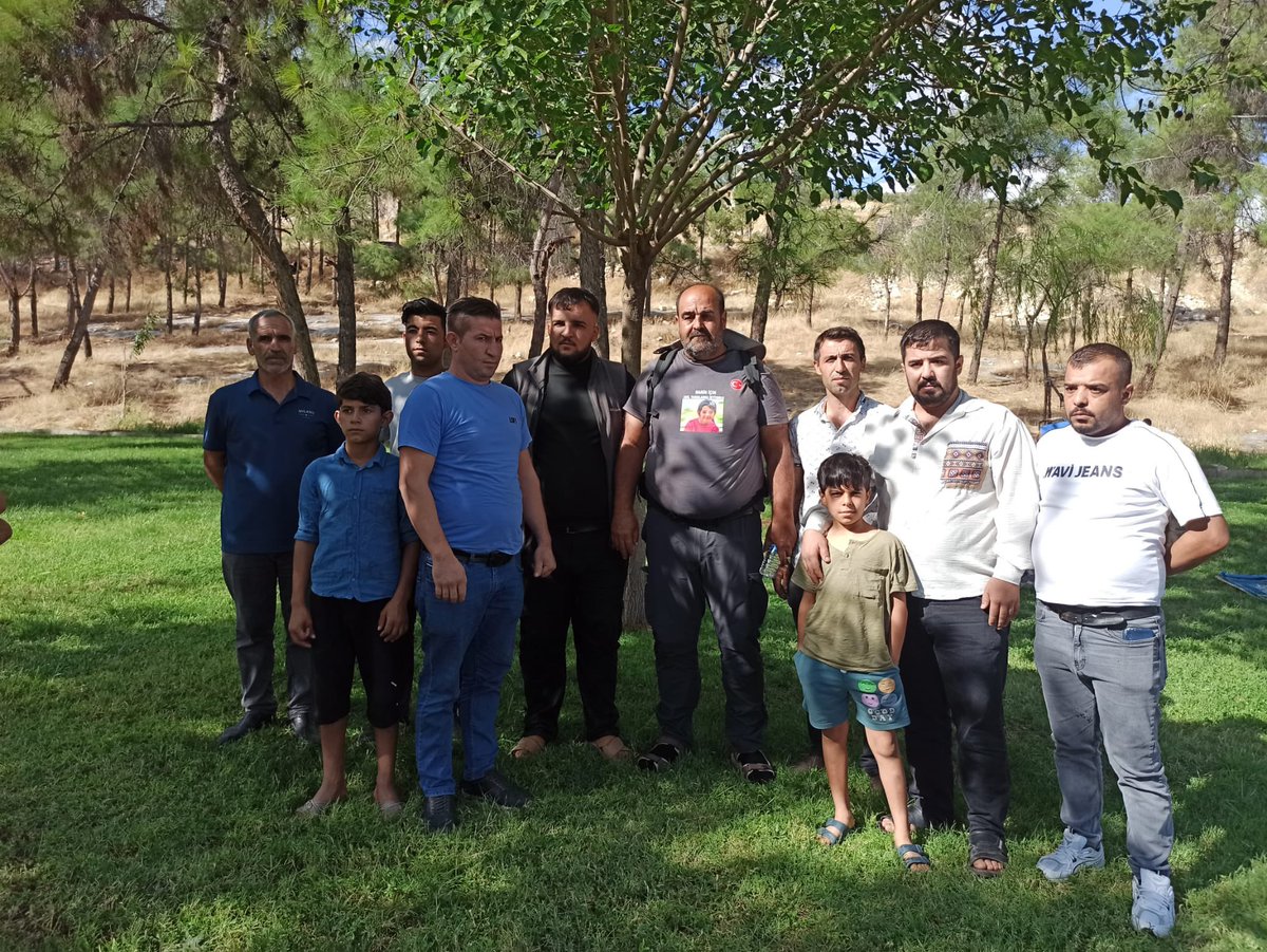 BaranGuran90415's tweet photo. Urfa halkına teşekkür ederiz bu kadar insan ilk günden son güne kadar allah razı olsun 
Her yerde bozuk limon cıkar siz urfa halkı değerlisiniz 
@yirmiucderece tarafsız ol şimdi bi bozuk limonu paylaştın bü kadar karşılayın insanlarıda paylaş https://t.co/T0IhSS2VBb